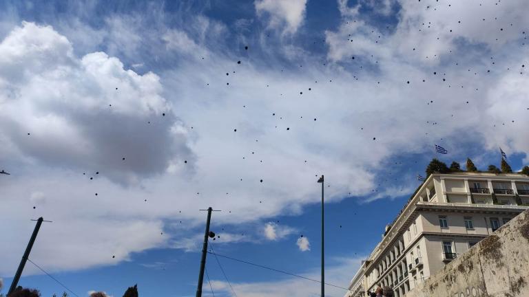 Γέμισε ο ουρανός μαύρα μπαλόνια στο Σύνταγμα