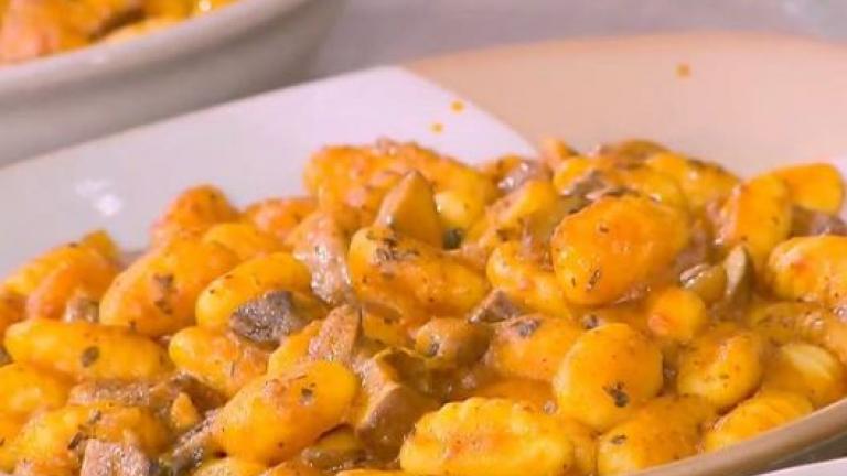 Nιόκι πατάτας με λουκάνικα και μανιτάρια