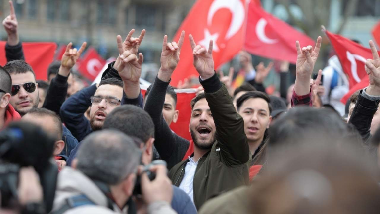 Στους «Γκρίζους Λύκους» στηρίζει την επανεκλογή του ο Ερντογάν