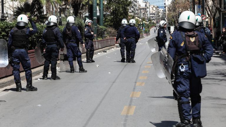 Συνελήφθη αστυνομικός που πυροβόλησε στον αέρα στα επεισόδια έξω από την ΑΣΟΕΕ