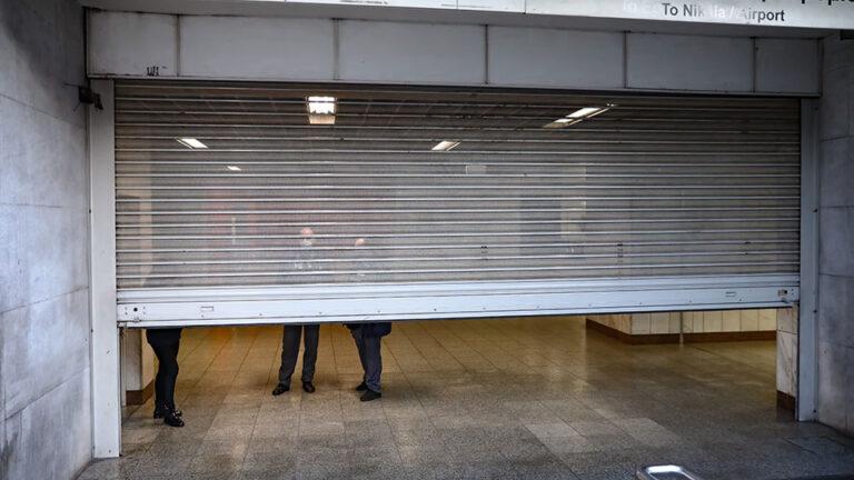 Δύο Ιρακινοί, 15 και 22 ετών, συνελήφθησαν χθες το μεσημέρι από αστυνομικούς του Τμήματος Ασφαλείας Αγίας Βαρβάρας, κατηγορούμενοι ότι διέπρατταν ληστείες κατά συρροή σε σταθμούς του Μετρό.  Ειδικότερα, σύμφωνα με την ΕΛ.ΑΣ., στο πλαίσιο διερεύνησης αλλεπάλληλων περιστατικών ληστειών στους σταθμούς του Κεραμεικού, της Αγίας Μαρίνας, του Αιγάλεω και της Αγίας Βαρβάρας, συστήθηκε ειδική ομάδα αστυνομικών για την ταυτοποίηση και τον εντοπισμό των δραστών.  Σχετικά με τον τρόπο δράσης τους, οι δύο κατηγορούμενο