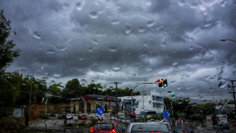 Έκτακτο δελτίο της ΕΜΥ: Μέχρι το απόγευμα της Δευτέρας βροχές και καταιγίδες