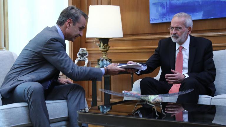 Ο Κυριάκος Μητσοτάκης παρέδωσε στον υπηρεσιακό πρωθυπουργό τον φάκελο με κρίσιμα κρατικά ζητήματα