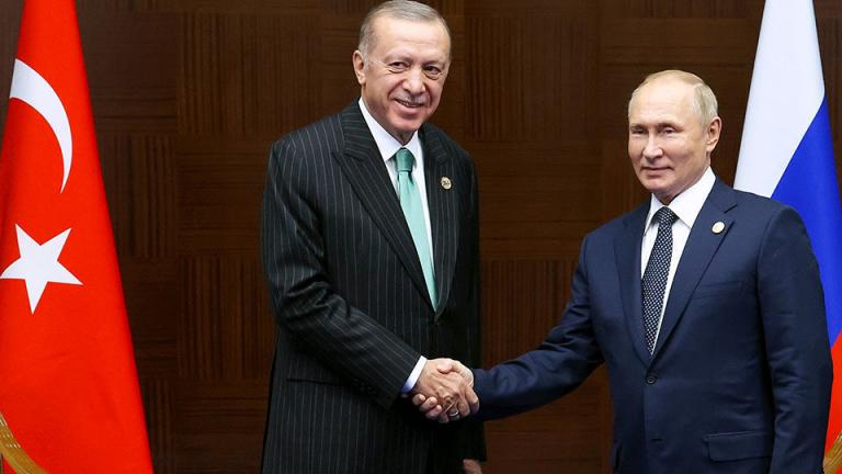 Ο Ρώσος πρόεδρος Βλαντίμιρ Πούτιν συνεχάρη τον Ρετζέπ Ταγίπ Ερντογάν, ο οποίος δήλωσε ότι είναι ο νικητής του δεύτερου γύρου των προεδρικών εκλογών.  «Η νίκη στις εκλογές ήταν φυσικό αποτέλεσμα του ανιδιοτελούς έργου σας ως επικεφαλής της Δημοκρατίας της Τουρκίας, σαφής απόδειξη της υποστήριξης του τουρκικού λαού στις προσπάθειές σας να ενισχύετε την κρατική κυριαρχία και να ασκείτε μια ανεξάρτητη εξωτερική πολιτική», δήλωσε ο Πούτιν στο συγχαρητήριο μήνυμά του προς τον Ερντογάν, ανακοίνωσε το Κρεμλίνο.  «Ε
