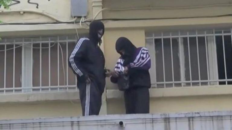 Δύο 21χρονοι προσήχθησαν έπειτα από φωτιά σε κατάστημα στη Θεσσαλονίκη - Είχαν εγκλωβιστεί σε ταράτσα κτιρίου