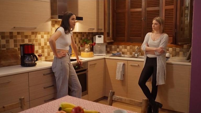  Επεισόδιο 186 (Παρασκευή 2 Ιουνίου)  Ο Ισίδωρος πολιορκεί στενά την Αμαλία προκειμένου να γυρίσει στο πόστο της στο Δημαρχείο κι εκείνη δεσμεύεται να πάει στη Μάνη για να μιλήσουν από κοντά. Ο Δημοσθένης πιέζει τον Κωνσταντίνο να ξαναμπεί στις παράνομες δραστηριότητες, αλλά εκείνος είναι ανένδοτος. Η Αθηνά, η Μαργαρίτα και η Χάιδω επιστρέφουν στη Μάνη. Η Χάιδω δέχεται μια έκρηξη αγάπης από τον Λυκούργο, η Αθηνά βάζει μπροστά το σχέδιο της υιοθεσίας της μικρής Φιλιώς και η Μαργαρίτα σηκώνει τα μανίκια με σκ