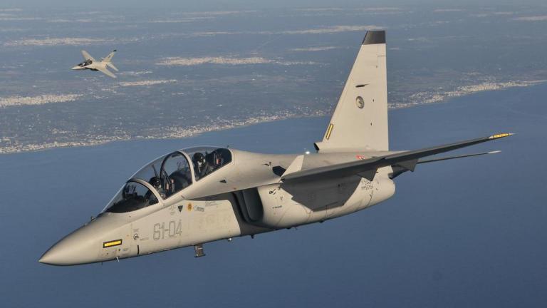 Έφτασαν τα δύο πρώτα σύγχρονα αεριωθούμενα εκπαιδευτικά αεροσκάφη M-346 στην Καλαμάτ