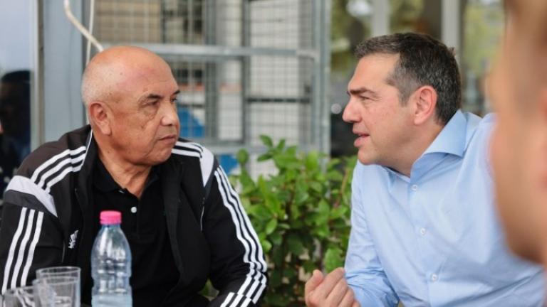 Καφές και ποδοσφαιρική συζήτηση του Αλ. Τσίπρα με τον Χουάν Ραμόν Ρότσα στην Ηγουμενίτσα