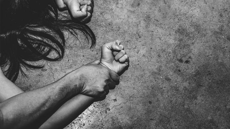 Συλλήψεις ανηλίκων για τον ομαδικό βιασμό 22χρονης στον Τύρναβο