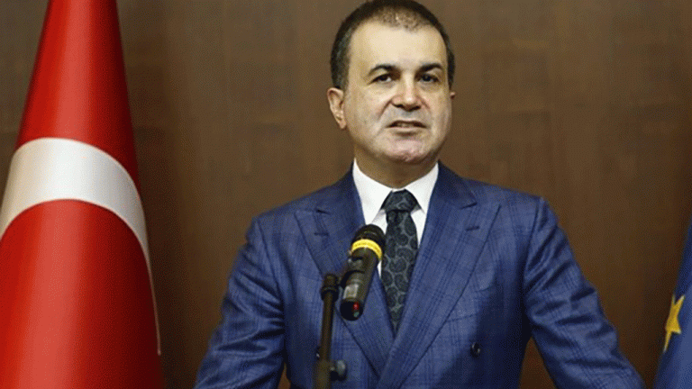 Υιοθετώντας γραμμή πολύ διαφορετική από εκείνη που είχε διατυπωθεί προ ημερών στη – σχετική με το ναυάγιο στην Πύλο – επίσημη ανακοίνωση του τουρκικού υπουργείου Εξωτερικών, ο εκπρόσωπος του κυβερνώντος τουρκικού Κόμματος Δικαιοσύνης και Ανάπτυξης (AKP), Ομέρ Τσελίκ, κατηγόρησε σήμερα την Ελλάδα ότι «μετατρέπει τη Μεσόγειο σε νεκροταφείο προσφύγων».  «Oι Έλληνες προσπαθούσαν να σπρώξουν τους πρόσφυγες στα ιταλικά ή στα τουρκικά ύδατα. Πρέπει να διερευνηθεί το θέμα διεθνώς. Οι Ελληνες, κάποιες φορές με στολέ