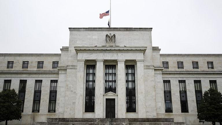 Fed: Άφησε αμετάβλητα τα επιτόκια, αλλά έστειλε σήμα ότι έρχονται και άλλες αυξήσεις
