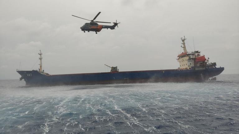 Σύγκρουση πλοίων στη Χίο: Έλληνας διασώστης κατεβαίνει στο ένα πλοίο (ΒΙΝΤΕΟ)