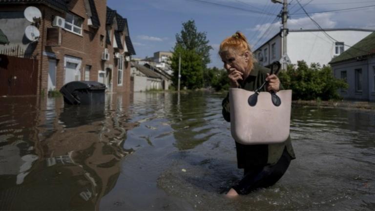 Φράγμα Καχόβκα: Σχεδόν 5.900 άνθρωποι έχουν απομακρυνθεί από τις πλημμυρισμένες περιοχές 