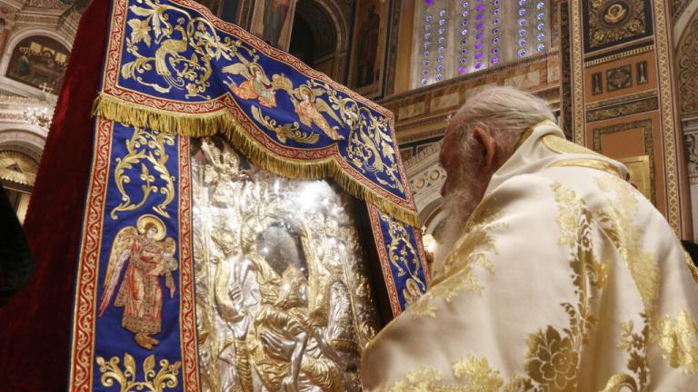 Μετά τον εσπερινό ο Αρχιεπίσκοπος ευχήθηκε σε όλους χρόνια πολλά και «η Παναγία να καθοδηγεί τα βήματά μας»