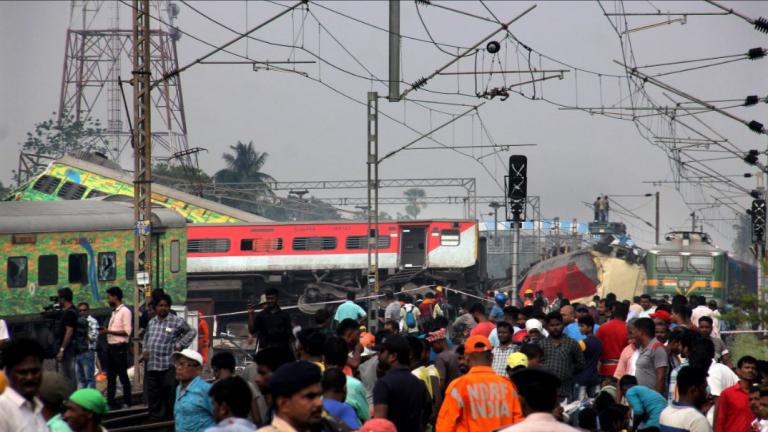 Ινδία: Συγκλονίζουν οι μαρτυρίες επιζώντων της σιδηροδρομικής τραγωδίας	