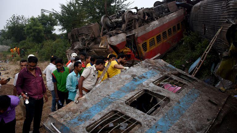 Σιδηροδρομικό δυστύχημα στην Ινδία: Εκατοντάδες νεκροί 