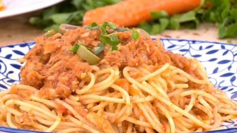 Σπαγγέτι με τόνο και κάπαρη σε κόκκινη σάλτσα