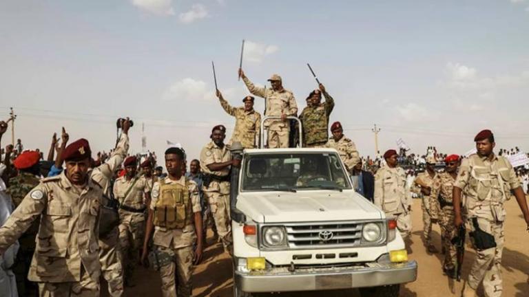  Οι στρατιωτικές φατρίες του Σουδάν μάχονται για τον έλεγχο αποθηκών όπλων και καυσίμων