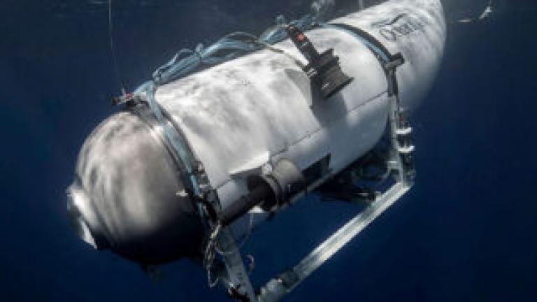 «Συντρίμμια» εντοπίστηκαν στην περιοχή των ερευνών για το τουριστικό βαθυσκάφος Titan, τα ίχνη του οποίου χάθηκαν την Κυριακή κοντά στο ναυάγιο του Τιτανικού, ανακοίνωσε σήμερα η αμερικανική ακτοφυλακή.  «Οι ειδικοί αξιολογούν τα στοιχεία» που συγκέντρωσε τηλεχειριζόμενο ρομποτικό σκάφος που καταδύθηκε από καναδικό πλοίο, ανέφερε η ακτοφυλακή των ΗΠΑ σε ανάρτησή της στο Twitter. Συνέντευξη Τύπου έχει προγραμματιστεί στη Βοστόνη στις 15:00 (τοπική ώρα, 22:00 ώρα Ελλάδος).  Οι ελπίδες για να βρεθούν ζωντανοί 