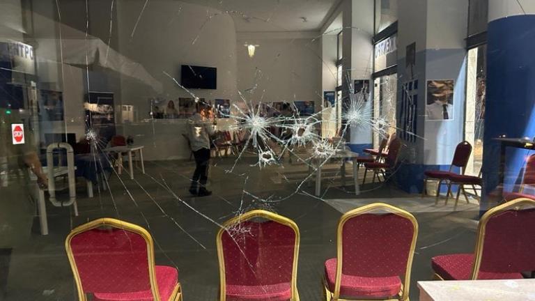Βόλος: Κουκουλοφόροι προκάλεσαν ζημιές στο εκλογικό κέντρο της Νέας Δημοκρατίας	