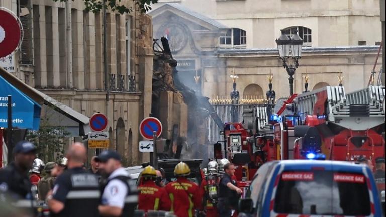 Σωστικά συνεργεία αναζητούν δύο αγνοούμενους στα ερείπια του κτηρίου που κατέρρευσε εν μέρει μετά την ισχυρή έκρηξη που συγκλόνισε το απόγευμα τη συνοικία Βαλ-ντε-Γκρας, στο 5ο διαμέρισμα του Παρισιού.  Τουλάχιστον 29 τραυματίες διακομίστηκαν σε νοσοκομείο και η κατάσταση τεσσάρων εξ αυτών χαρακτηρίζεται κρίσιμη, σύμφωνα με νεότερο απολογισμό των γαλλικών αρχών.  Ήταν γύρω στις 5 το απόγευμα (τοπική ώρα, 6:00 μ.μ. ώρα Ελλάδος) όταν ισχυρή έκρηξη συγκλόνισε τη συνοικία Βαλ-ντε-Γκρας, κοντά στην πλατεία Αλφόν