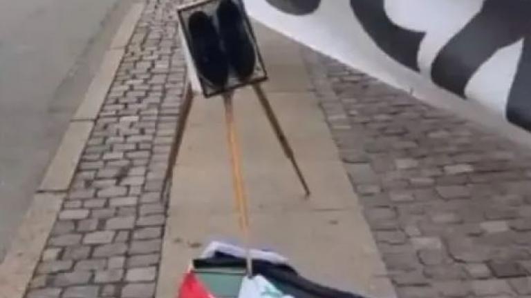 Κοπεγχάγη: Διαδηλωτές το Κοράνι μπροστά από τις πρεσβείες της Αιγύπτου και της Τουρκίας 