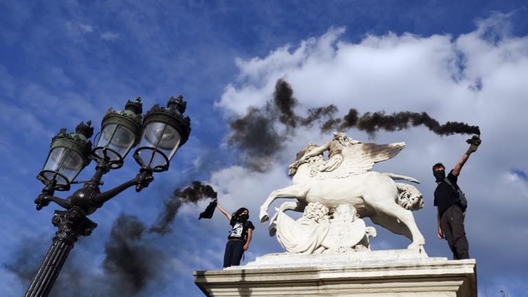 «Πορείες πολιτών» γεμάτες «πένθος και οργή» σε διαμαρτυρία κατά της αστυνομικής βίας πραγματοποιήθηκαν σήμερα στη Γαλλία, συμπεριλαμβανομένου του Παρισιού, μετά το θάνατο του 17χρονου Ναέλ από αστυνομικό, που πυροδότησε νύχτες βίαιων ταραχών σε όλη τη χώρα.  Στο Παρίσι, περισσότεροι από 1.000 άνθρωποι συγκεντρώθηκαν το μεσημέρι σε μια ετήσια διαδήλωση στη μνήμη του Ανταμά Τραορέ, ενός νεαρού άνδρα που πέθανε κατά τη διάρκεια της σύλληψής του από αστυνομικούς το 2016. Η συγκέντρωση αυτή είχε απαγορευτεί από 