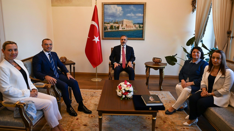 Ο Τούρκος υπουργός Εξωτερικών Χακάν Φιντάν υποδέχτηκε τη χήρα του Σαδίκ, Ισίκ, και τον γιο του