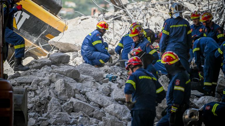 Πάτρα: Συνεχίζονται οι έρευνες για εγκλωβισμένους κάτω από τα μπάζα της γέφυρας 