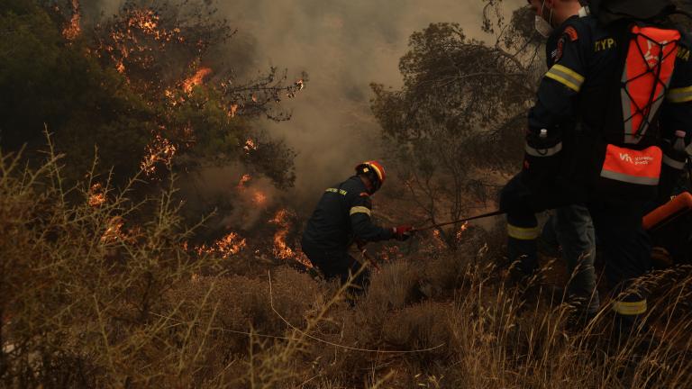 Μεγάλη αναζωπύρωση ανάμεσα σε Μάνδρα και Μέγαρα - Κοντά στα σπίτια οι φλόγες  - Λεπτό προς λεπτό οι εξελίξεις 