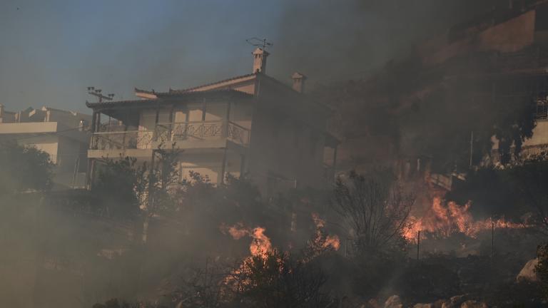 Φωτιά στον Κουβαρά: Καίγονται σπίτια στο Λαγονήσι 