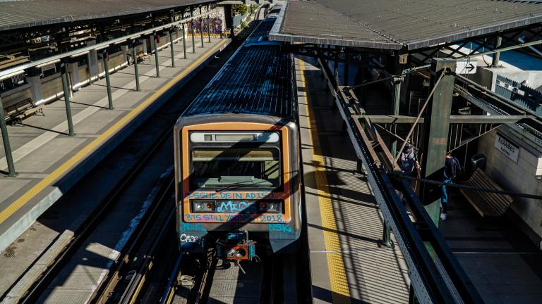 Ένας άνδρας ανασύρθηκε νεκρός από τις γραμμές του ηλεκτρικού στην Καλλιθέα	