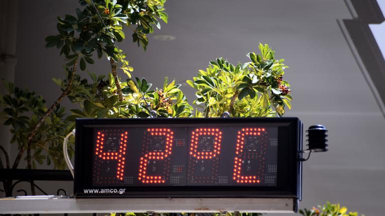 Στον κλοιό του καύσωνα η χώρα