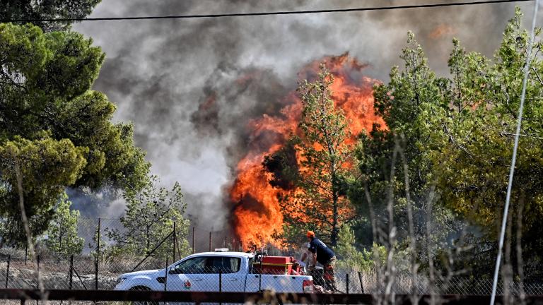 Καίγονται σπίτια στο Λουτράκι 