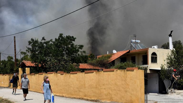 Εκκένωση οικισμών στο Λουτράκι 