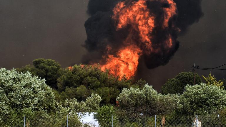 Φωτιά στο Λουτράκι: Νέες αναζωπυρώσεις στον Άγιο Χαράλαμπο και το Πανόραμα