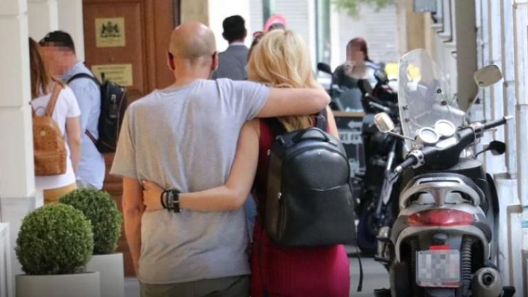 Αγκαλιά στο κέντρο της Αθήνας με τον σύντροφό της πριν αναλάβει τις ευθύνες στο υπουργείο