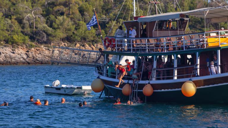 Τούρκοι τουρίστες «πλημμυρίζουν» μετά από επτά χρόνια τις ακτές της Θάσου