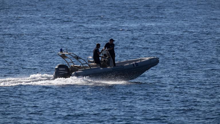 Σύμφωνα με πληροφορίες του cycladew24, ο αγνοούμενος είναι Έλληνας σέρφερ 42 ετών και τα ίχνη του χάθηκαν υπό αδιευκρίνιστες συνθήκες.   Άνδρες του λιμενικού σώματος έχουν σπεύσει κοντά στις ακτές της Πάρου στο Δρυονήσι, για την ανεύρεση του αγνοούμενου.    Στην περιοχή εκτός το λιμενικό επιχειρούν 4 ιδιωτικά σκάφη και ένα ελικόπτερο του Πολεμικού Ναυτικού και το διασωστικό σκάφους CHIARA της Ελληνικής Ομάδας Διάσωσης Κυκλάδων με τετραμελές πλήρωμα.