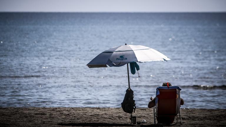 Συνεχίζονται να αυξάνονται σε καθημερινή βάση οι πνιγμοί λουόμενων στις ελληνικές θάλασσες, καθώς τέσσερις νέοι θάνατοι καταγράφηκαν μόνο σήμερα Τετάρτη (02/08).  Ειδικότερα, χωρίς τις αισθήσεις του ανασύρθηκε σήμερα το πρωί ένας 63χρονος ημεδαπός από τη θαλάσσια περιοχή του «Τροκαντερό» Ιτέας στη Φωκίδα. Ο άνδρας διακομίστηκε με ασθενοφόρο του ΕΚΑΒ στο Κέντρο Υγείας Ιτέας, όπου όμως διαπιστώθηκε ο θάνατός του. Από το Λιμεναρχείο Ιτέας, που διενεργεί την προανάκριση, παραγγέλθηκε η διενέργεια νεκροψίας-νεκρ