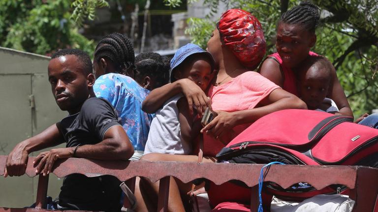  Αϊτή: Χιλιάδες πολίτες εγκαταλείπουν συνοικία της πρωτεύουσας εξαιτίας επίθεσης συμμορίας 