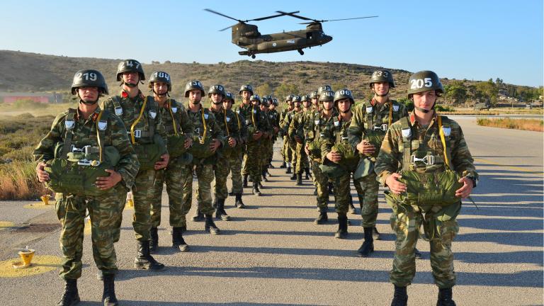 Τις πτέρυγες των αλεξιπτωτιστών έλαβαν οι σπουδαστές της Σχολής Ευελπίδων και της Σχολής Υπαξιωματικών του Στρατού