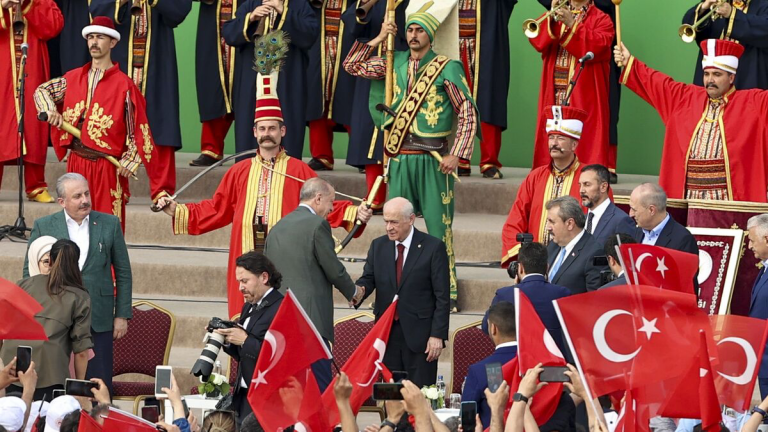 Ο Ερντογάν ξαναγυρνάει τη χώρα στο παρελθόν της, θυμίζοντας στους Τούρκους το οθωμανικό μεγαλείο της, για να δημιουργήσει το όραμα για το νέο μέλλον της