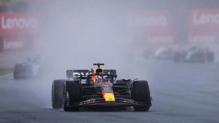 Formula 1: «Χόρευε» στη βροχή ο Φερστάπεν