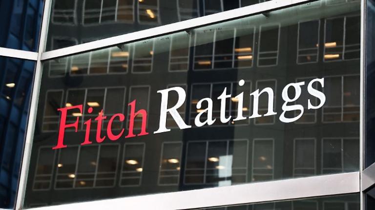 Οι ΗΠΑ χάνουν το ακριβό τους AAA, ο Fitch στηλιτεύει τις κρίσεις με το όριο του χρέους	