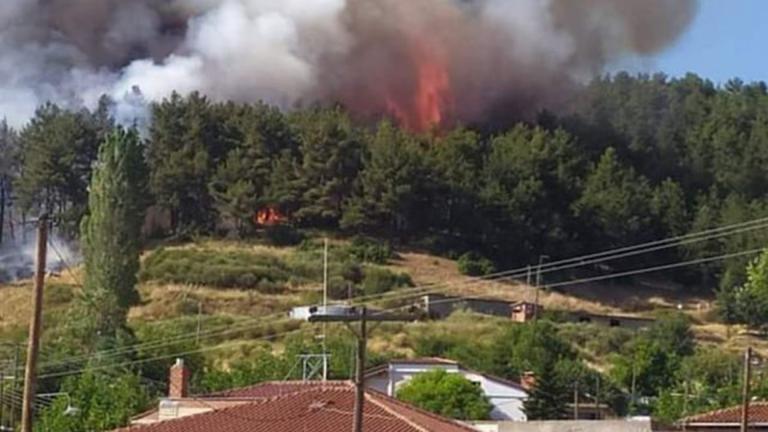 Το έργο της κατάσβεσης συνδράμουν επίσης εθελοντές, κάτοικοι της περιοχής και υδροφόρες του Δήμου Δεσκάτης.