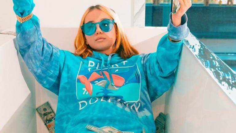 Τον θάνατο της γνωστής influencer και ράπερ, Lil Tay (το πραγματικό της όνομα είναι Claire Hope) ανακοίνωσε μέσω Instagram η οικογένειά της. Η υπόθεση του θανάτου της 14χρονης γίνεται ακόμα πιο τραγική, αφού νεκρός φαίνεται πως είναι και ο 21χρονος αδελφός της.  Παρά τη σχετική ενημέρωση του θανάτου της ωστόσο, ο πατέρας της δεν επιβεβαιώνει αλλά και ούτε διαψεύδει τις πληροφορίες που οι ίδιοι μετέφεραν.  Παράλληλα δεν κατέστη δυνατό να εντοπιστεί η μητέρα της, ενώ στην ανακοίνωση δεν γίνεται σαφές πώς έχασ