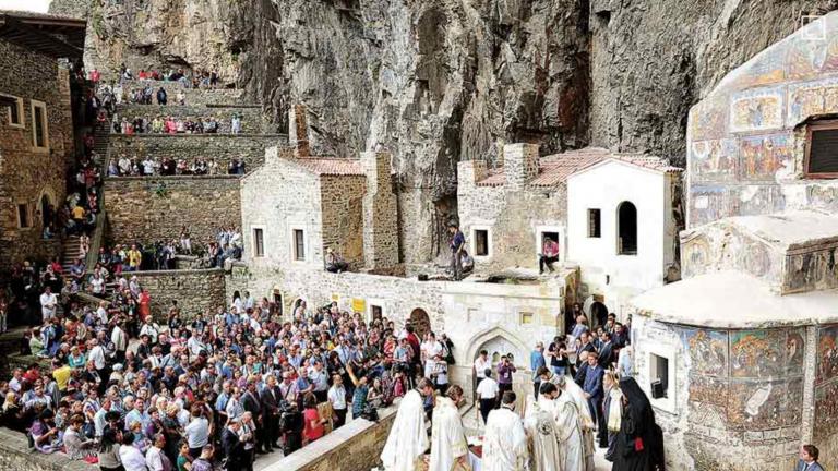 Γραπτή άδεια για την τέλεση της λειτουργίας στις 15 Αυγούστου στην ιερά μονή της Παναγίας Σουμελά στην Τραπεζούντα, ελήφθη το πρωί της Παρασκευής στο Φανάρι.  Αναλυτικά η ανακοίνωση του Οικομενικού Πατριαρχείου  Εὐχαρίστως ἀνακοινοῦται ὅτι τήν πρωΐαν τῆς σήμερον, Παρασκευῆς, 11ης τ.μ. Αὐγούστου, ἐλήφθη εἰς τά Πατριαρχεῖα καί ἡ γραπτή ἄδεια (ἡμερομ. 11 Αὐγούστου) διά τήν τέλεσιν τῆς θείας Λειτουργίας εἰς τήν Παναγίαν Σουμελᾶ, διά τήν ὁποίαν καί ἐκφράζονται θερμαί εὐχαριστίαι πρός τόν ὑπογράφοντα αὐτήν Νομάρχ