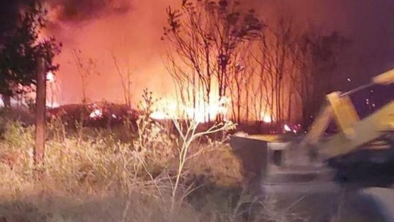 Αλεξανδρούπολη: Φωτιά που ξέ3σπασε τη νύχτα καίει παλιά βαγόνια του ΟΣΕ