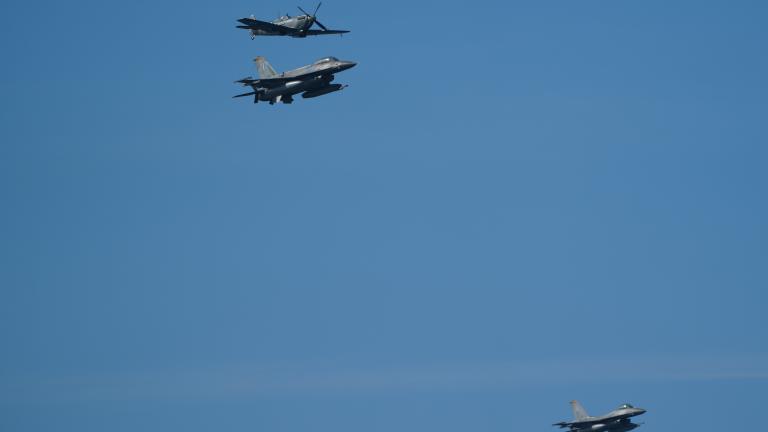 Πλήθος κόσμου παρακολούθησε τις δοκιμαστικές πτήσεις του Μεμονωμένου Αεροσκάφους F-16 «ΖΕΥΣ» και του επετειακού αεροσκάφους Spitfire